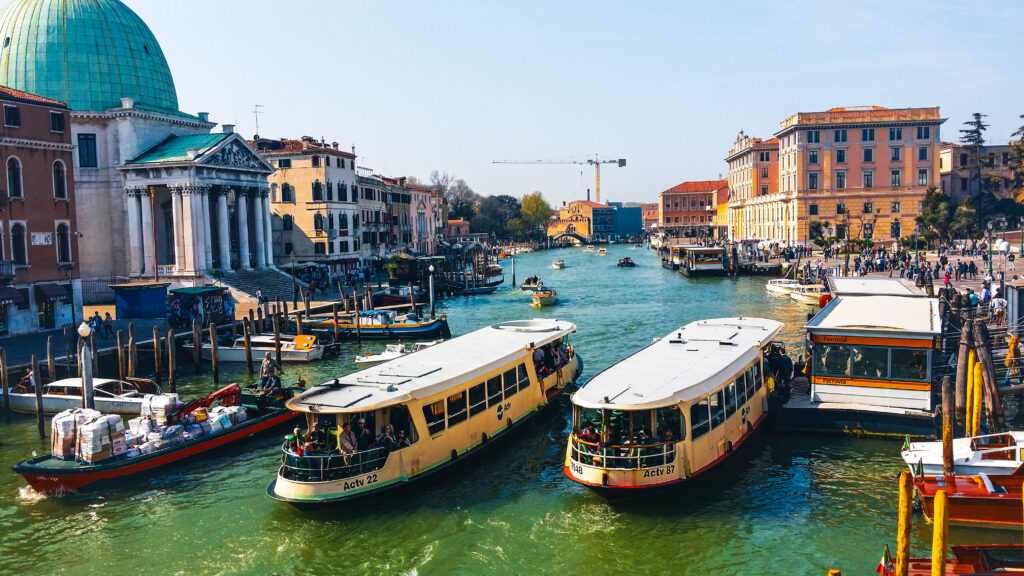 Pagrindinis Venecijos kanalas. Šalia plaukia du vaporetto, šalia - jų stotelė.