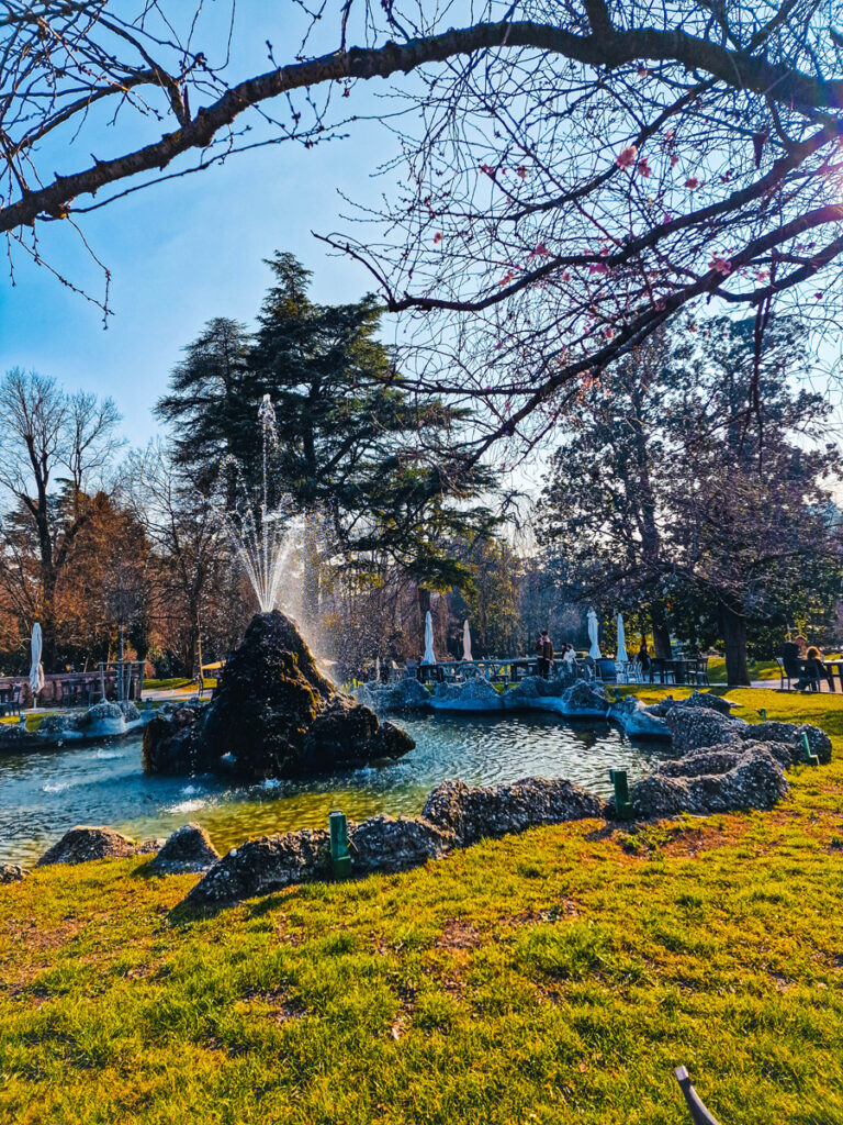 Fontanas iš akmenų parke